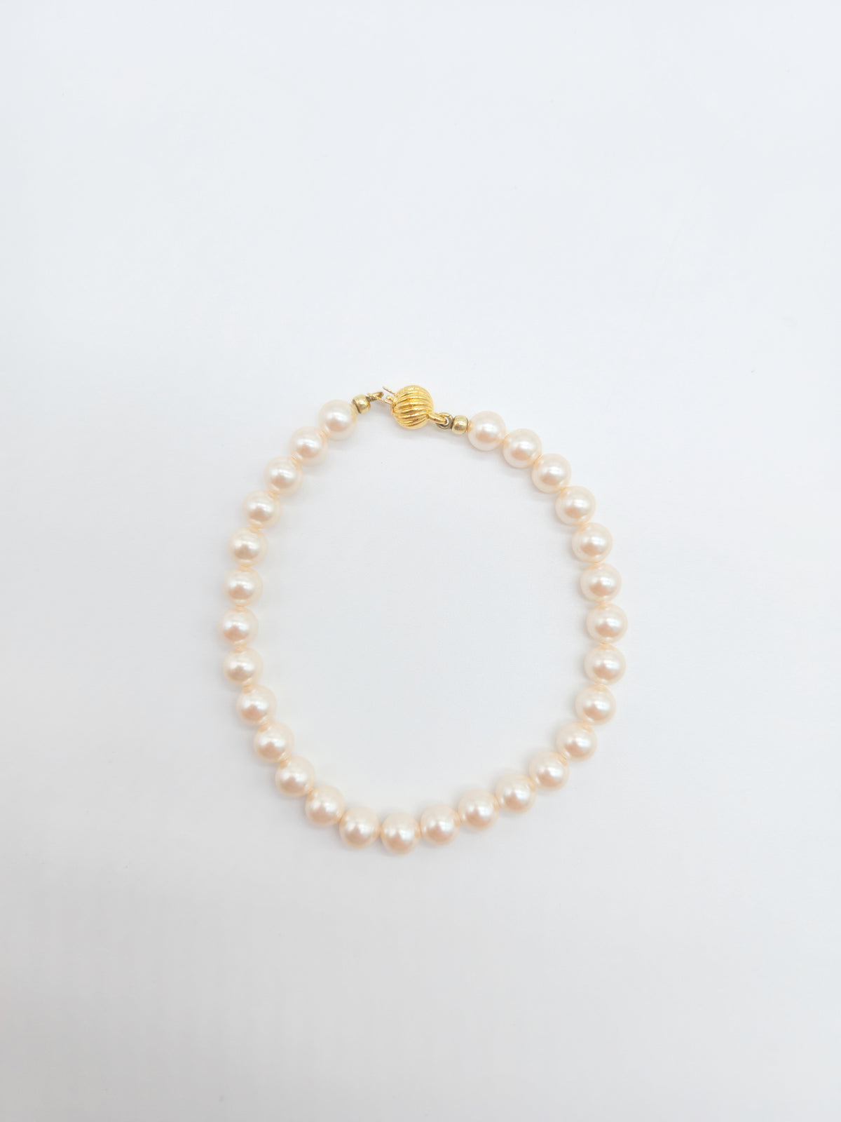 Perlen-Schmuckset in Cremeweiß: Collier & Armband mit goldfarbenen Schmuckverschlüssen