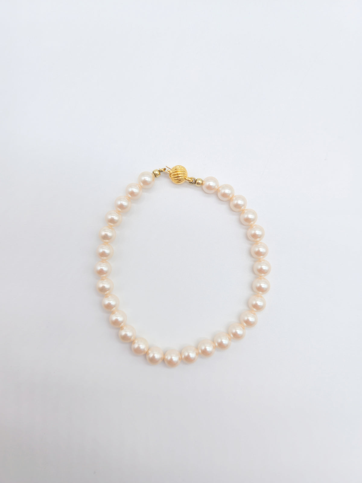 Perlen-Schmuckset in Cremeweiß: Collier & Armband mit goldfarbenen Schmuckverschlüssen