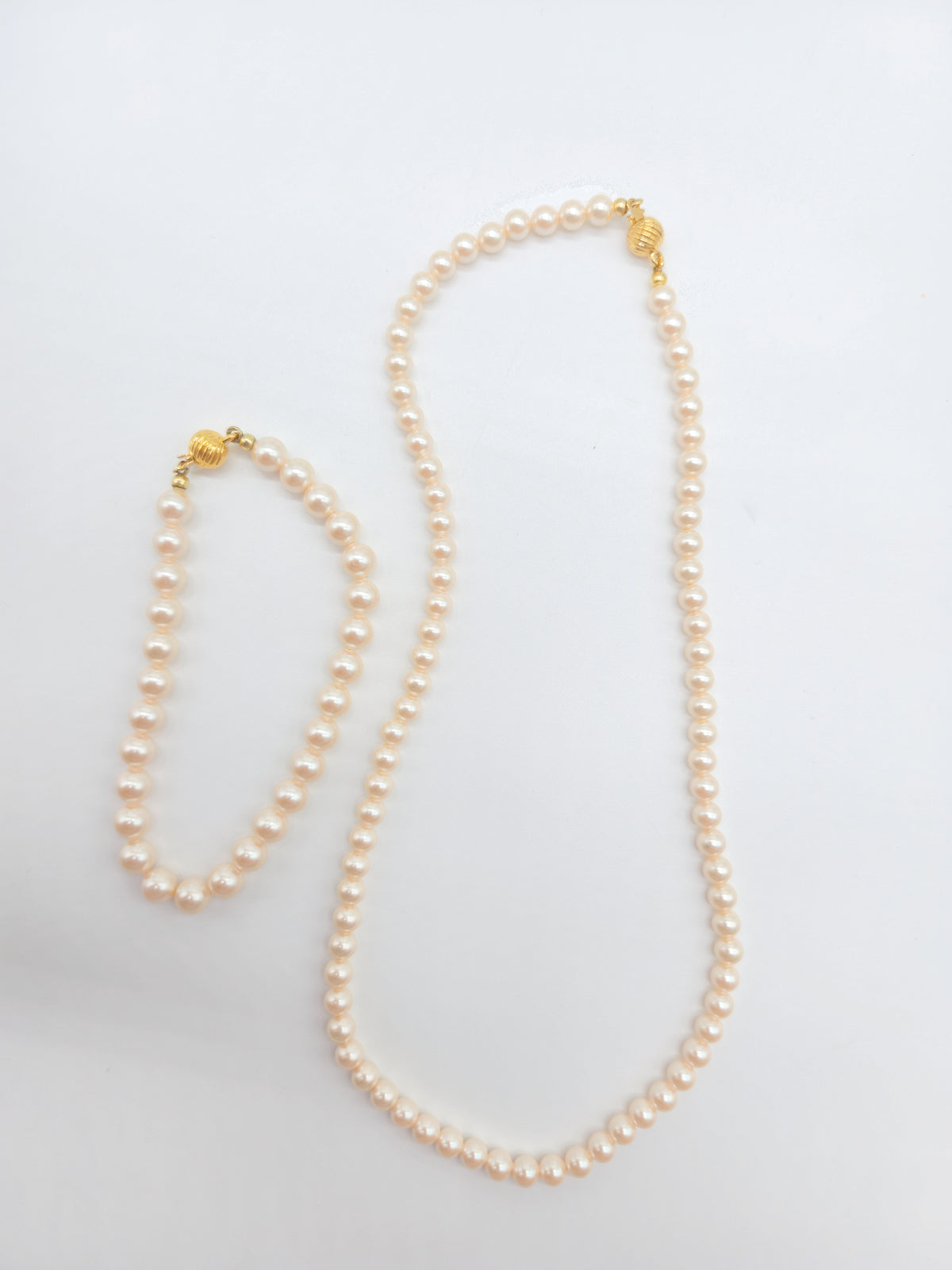Perlen-Schmuckset in Cremeweiß: Collier & Armband mit goldfarbenen Schmuckverschlüssen