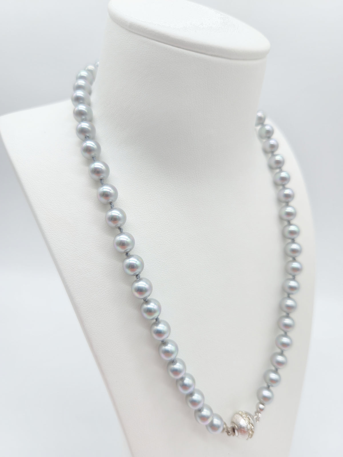 Klassische Perlenkette in Silbergrau mit rhodinierter Zirkonia-Schließe – zeitlos & modern