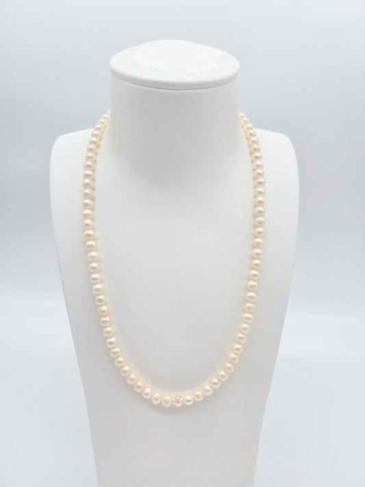 Zierliche Perlenkette in Cremeweiß mit goldfarbenem Verschluss – zarter Damenschmuck