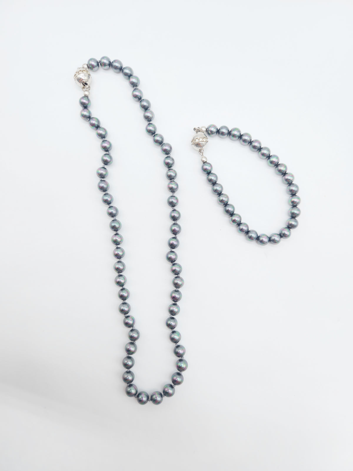 Perlen-Schmuckset aus dunkelgrauen Zuchtperlen – Collier & Armband mit Zirkonia-Verschluss