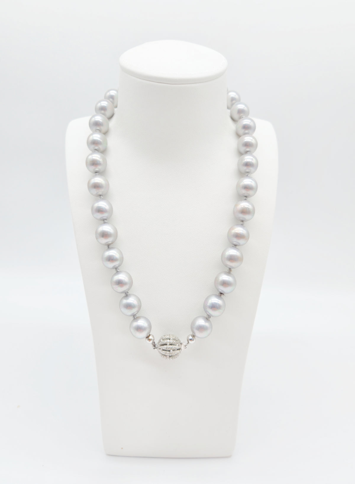 Collier aus großen silbergrauen Zuchtperlen mit Metallic-Lüster und Zirkonia-Verschluss