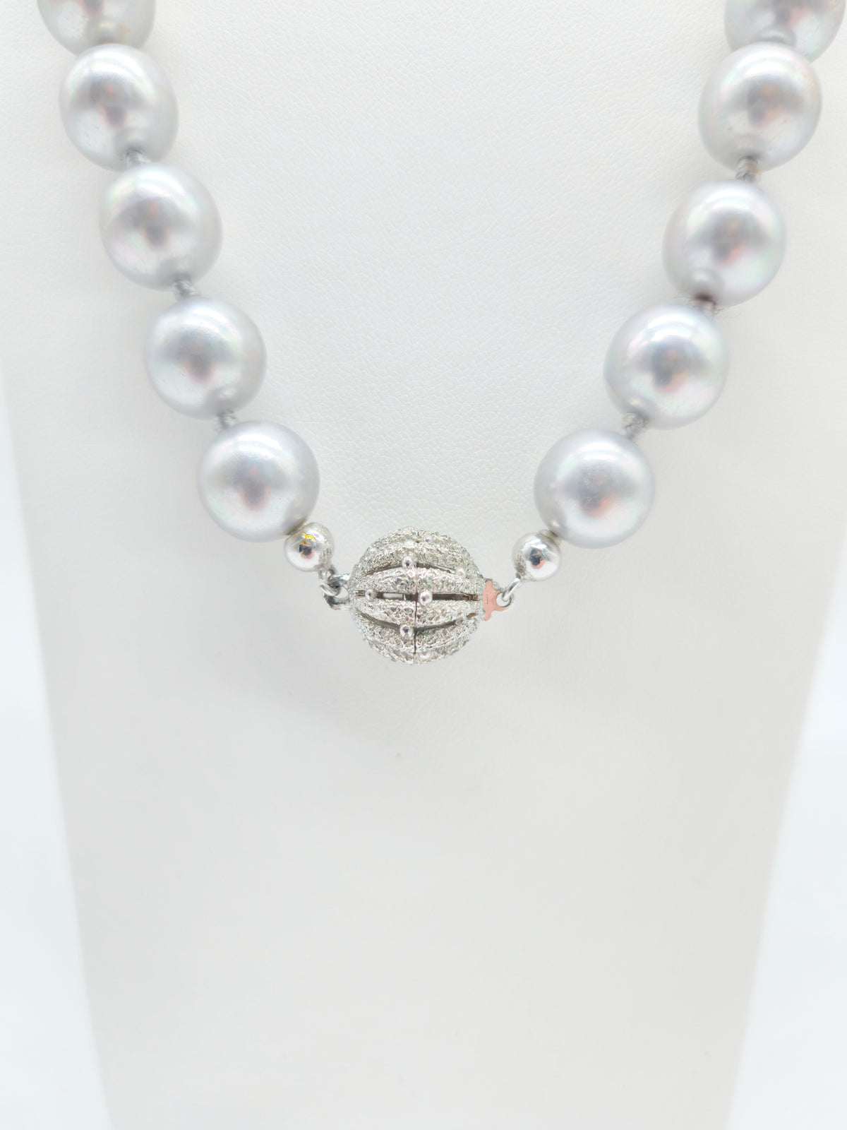 Collier aus großen silbergrauen Zuchtperlen mit Metallic-Lüster und Zirkonia-Verschluss