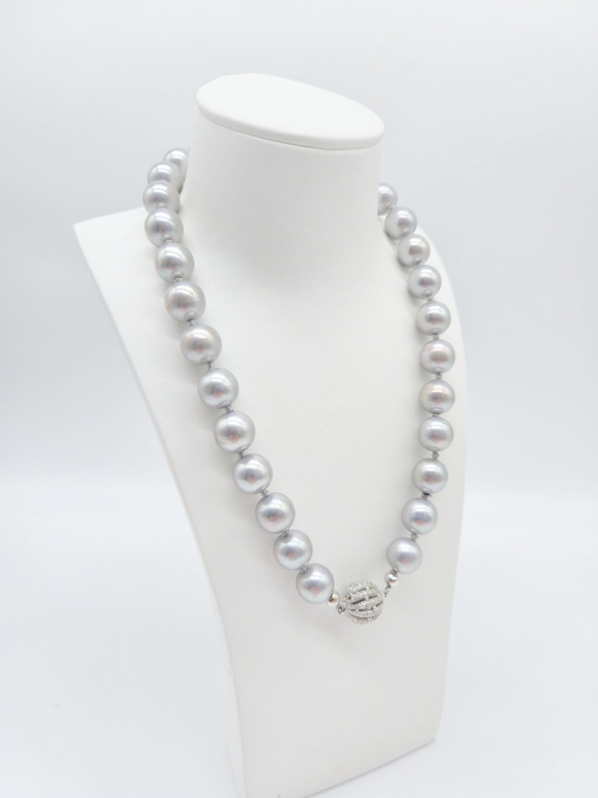 Collier aus großen silbergrauen Zuchtperlen mit Metallic-Lüster und Zirkonia-Verschluss