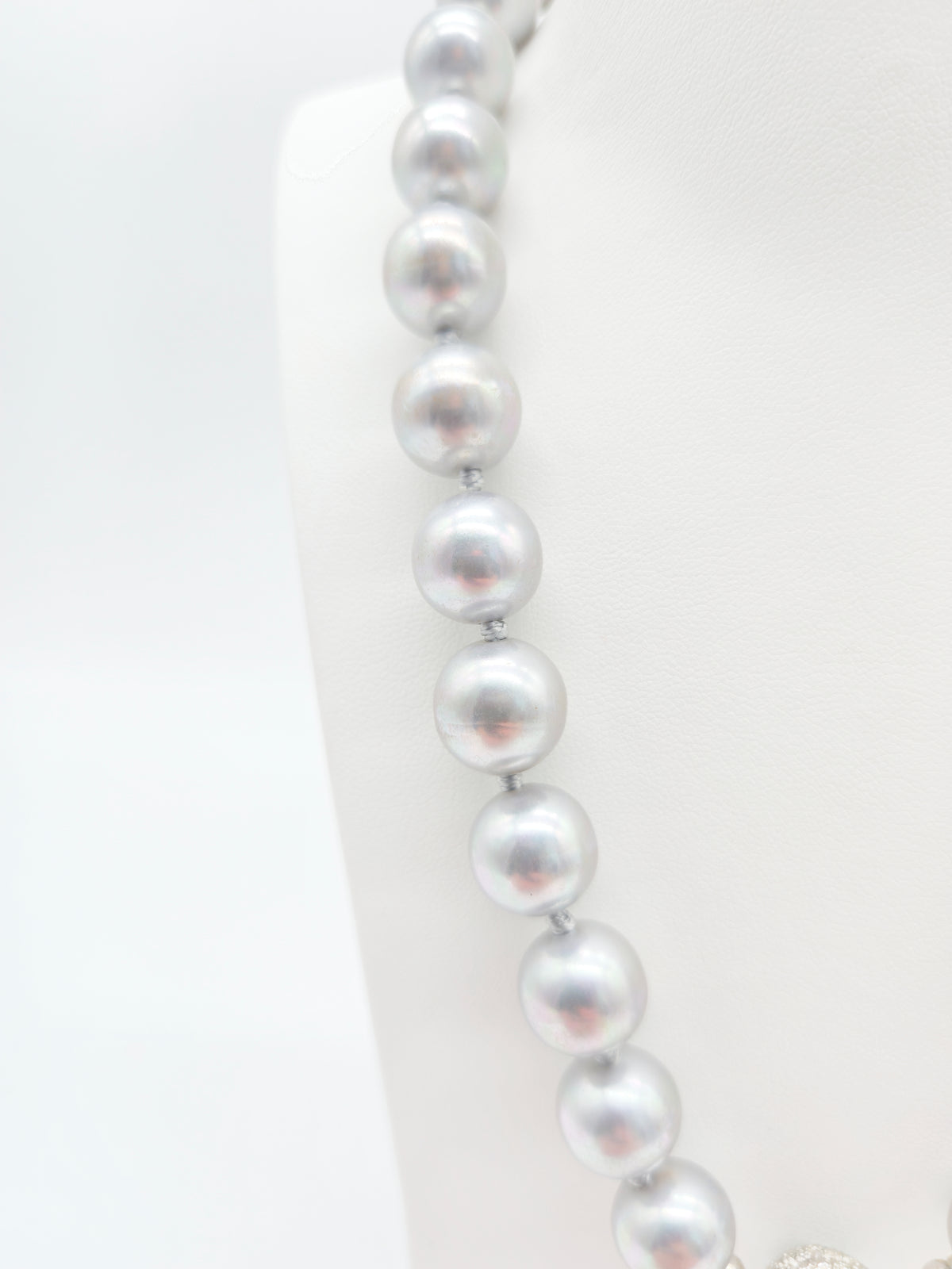 Collier aus großen silbergrauen Zuchtperlen mit Metallic-Lüster und Zirkonia-Verschluss