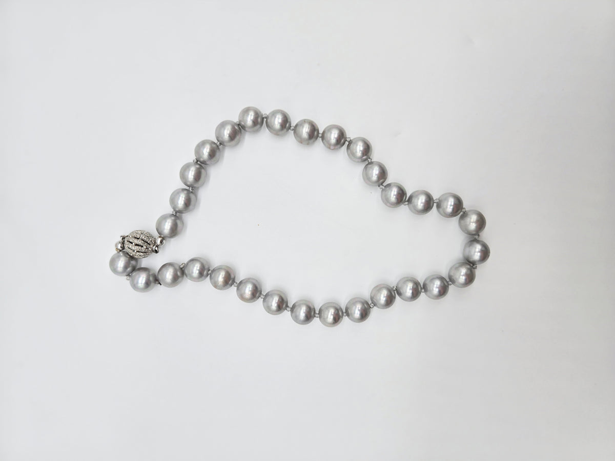 Collier aus großen silbergrauen Zuchtperlen mit Metallic-Lüster und Zirkonia-Verschluss