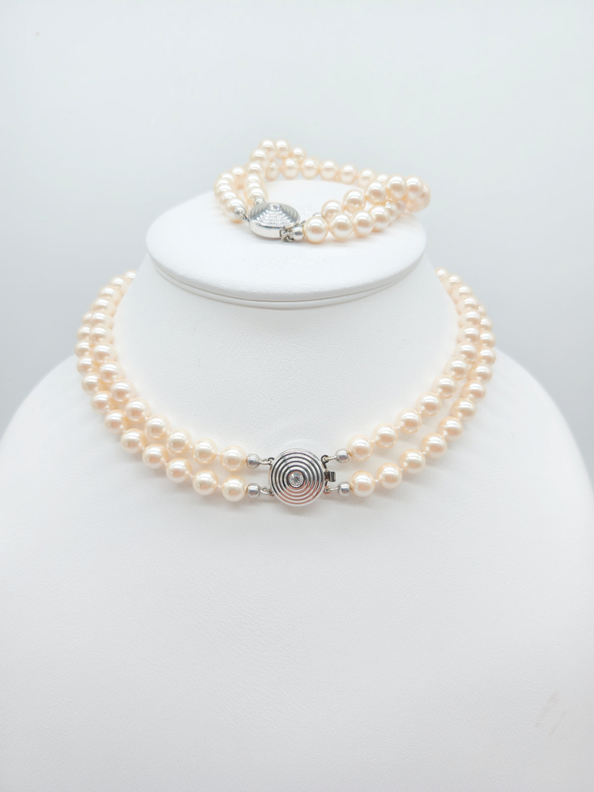 Perlen-Schmuckset: zweireihiges Collier & Armband aus cremeweißen Zuchtperlen