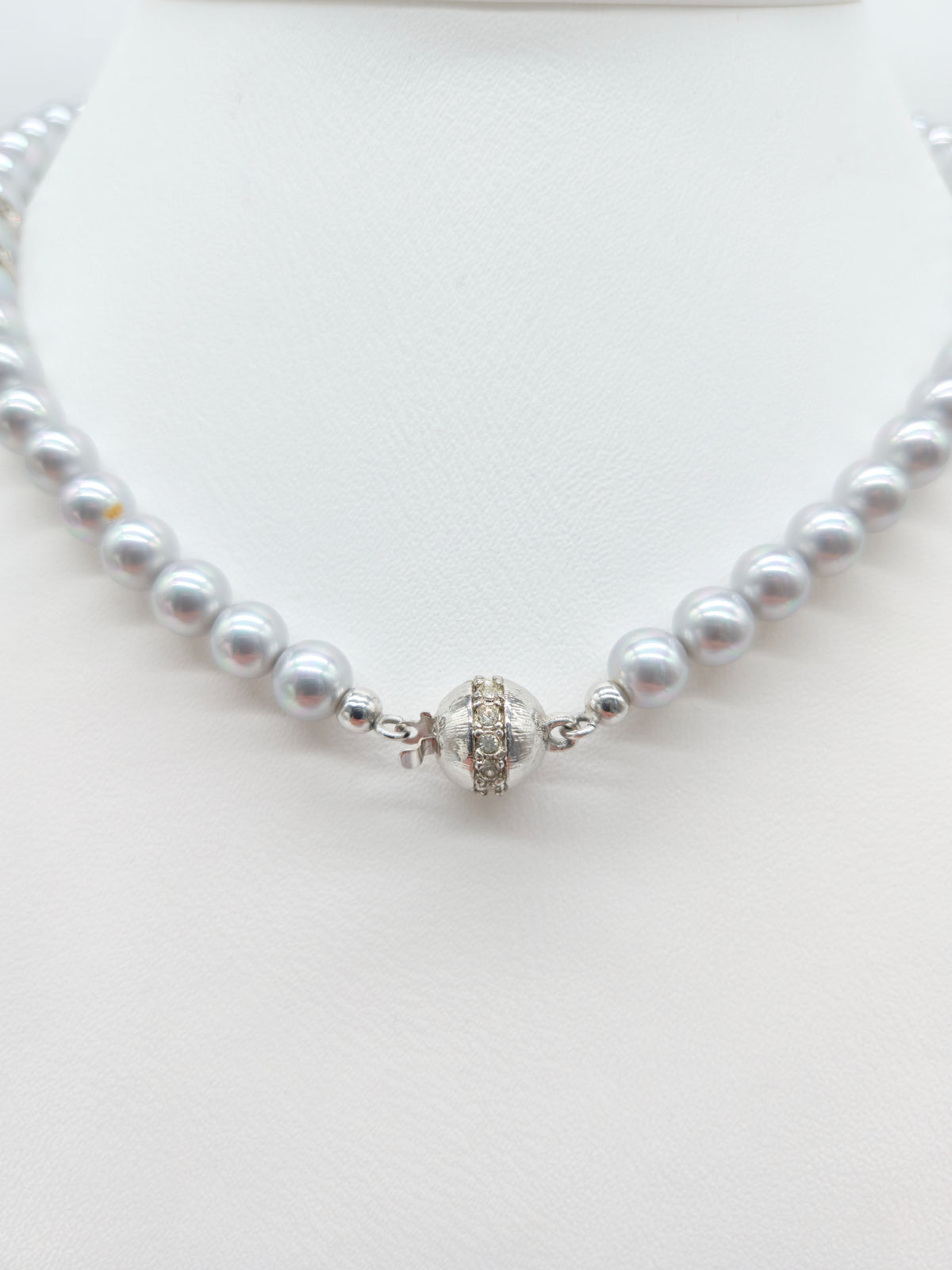 Collier aus silbergrauen Zuchtperlen mit Zirkonia – elegante Perlenkette für Damen