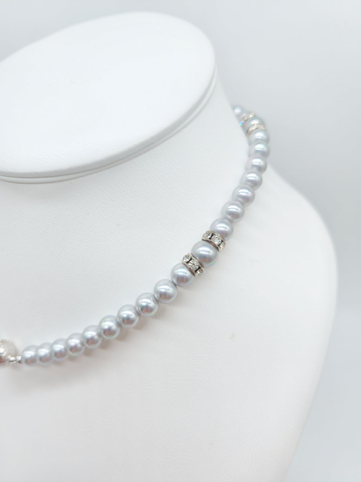 Collier aus silbergrauen Zuchtperlen mit Zirkonia – elegante Perlenkette für Damen