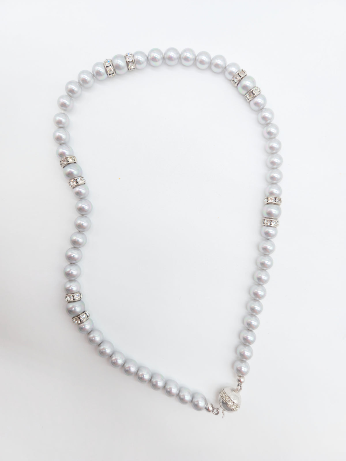 Collier aus silbergrauen Zuchtperlen mit Zirkonia – elegante Perlenkette für Damen