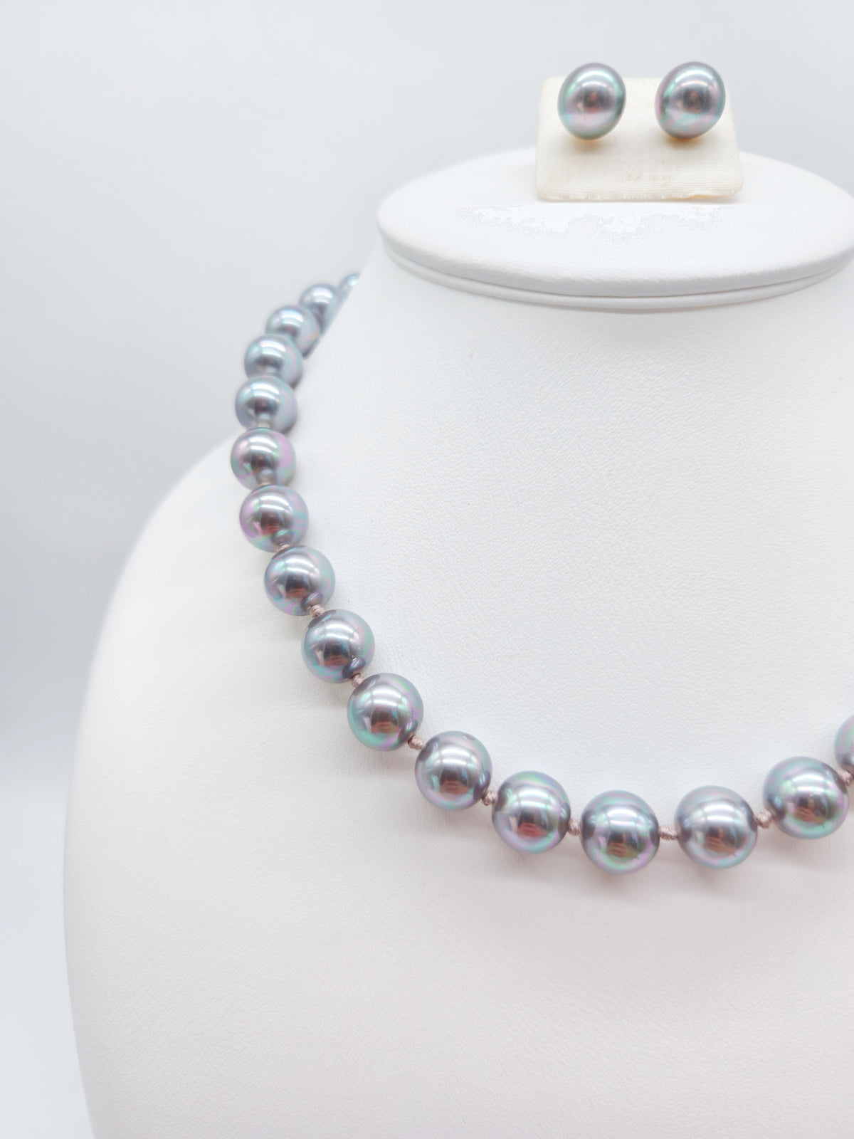 Vintage Perlen-Schmuckset: Collier & Ohrstecker aus großen silbergrauen Zuchtperlen