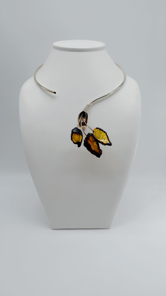 Exklusives Design: Silbercollier mit Bernstein