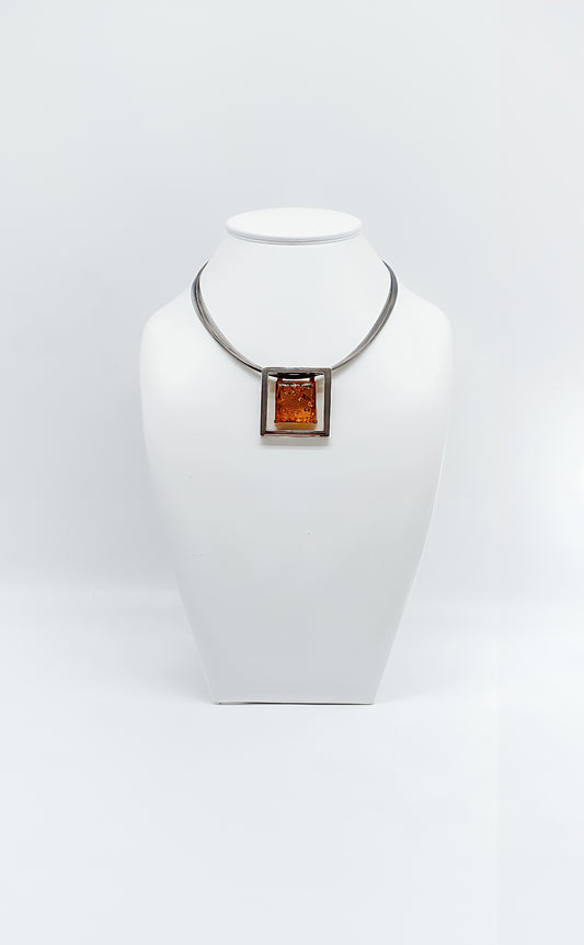 Moderne Reflektion: Silber und Bernstein Collier