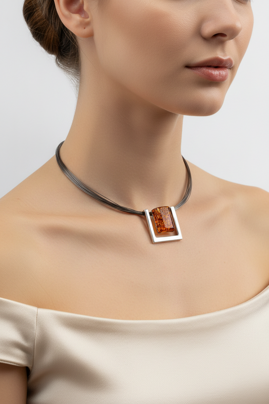 Kunstig vierkant: Collier van barnsteen en zilver
