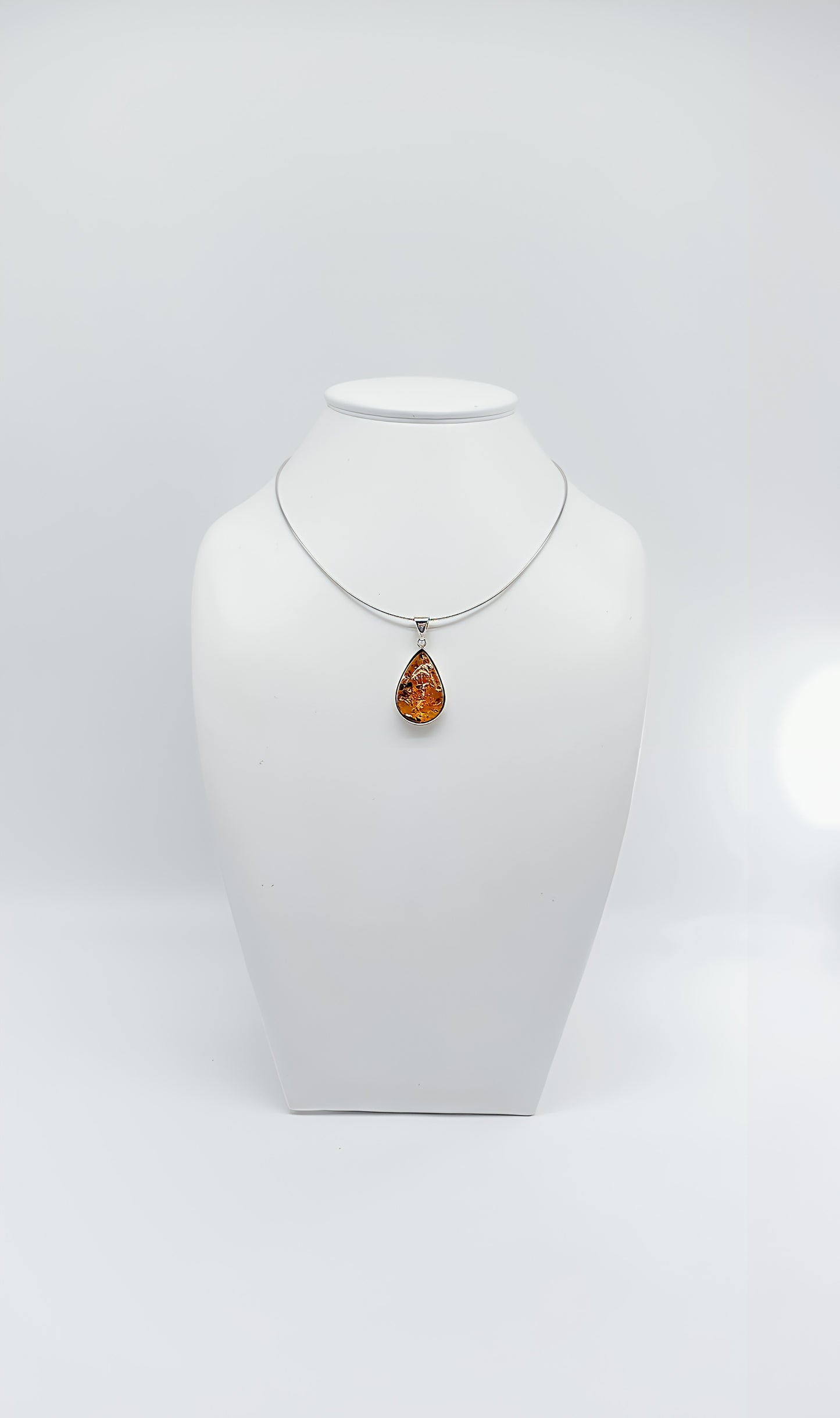 Amber Tear: Eleganter Tropfenanhänger