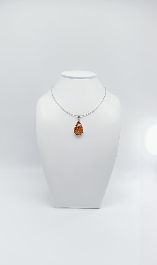 Amber Tear: Eleganter Tropfenanhänger