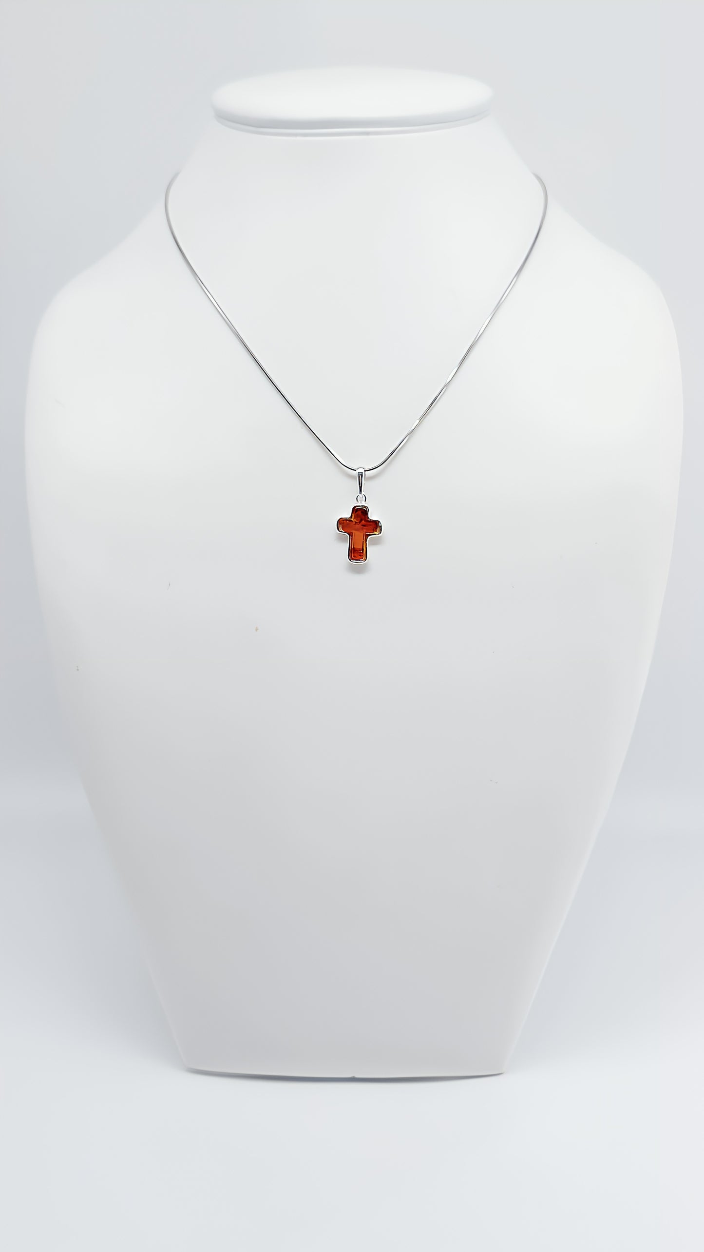 Klassisches Kreuz mit warmem Bernstein