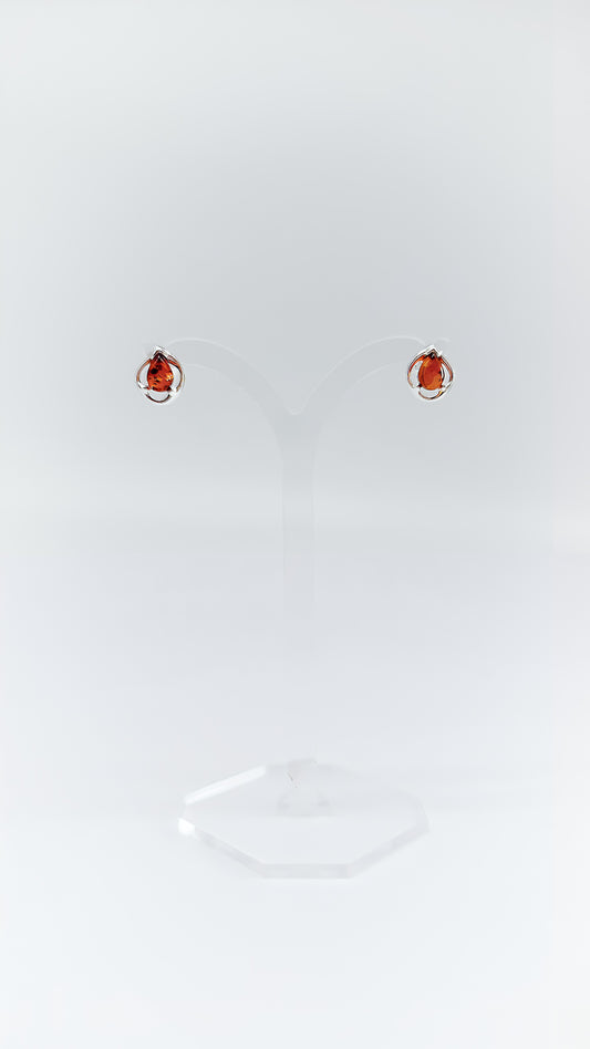 Handgefertigte Silber-Ohrstecker mit orangefarbenem Bernstein