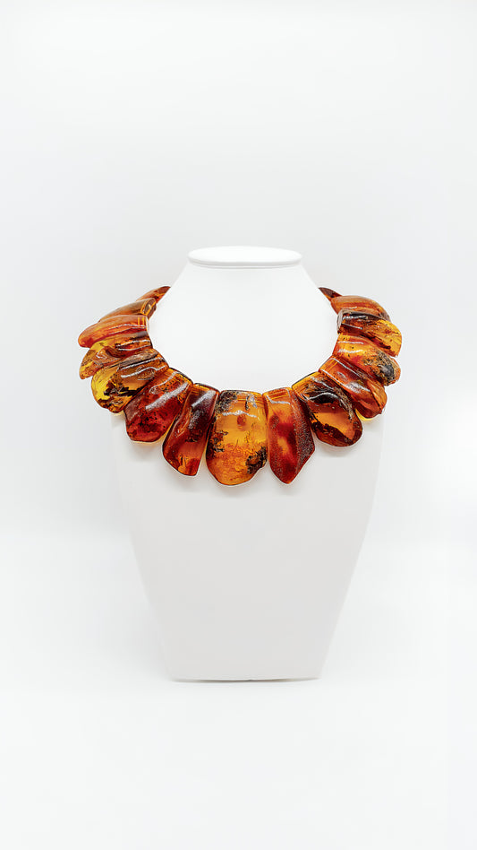 Zeitlose Schönheit: Handgefertigte Collier aus echtem Bernstein