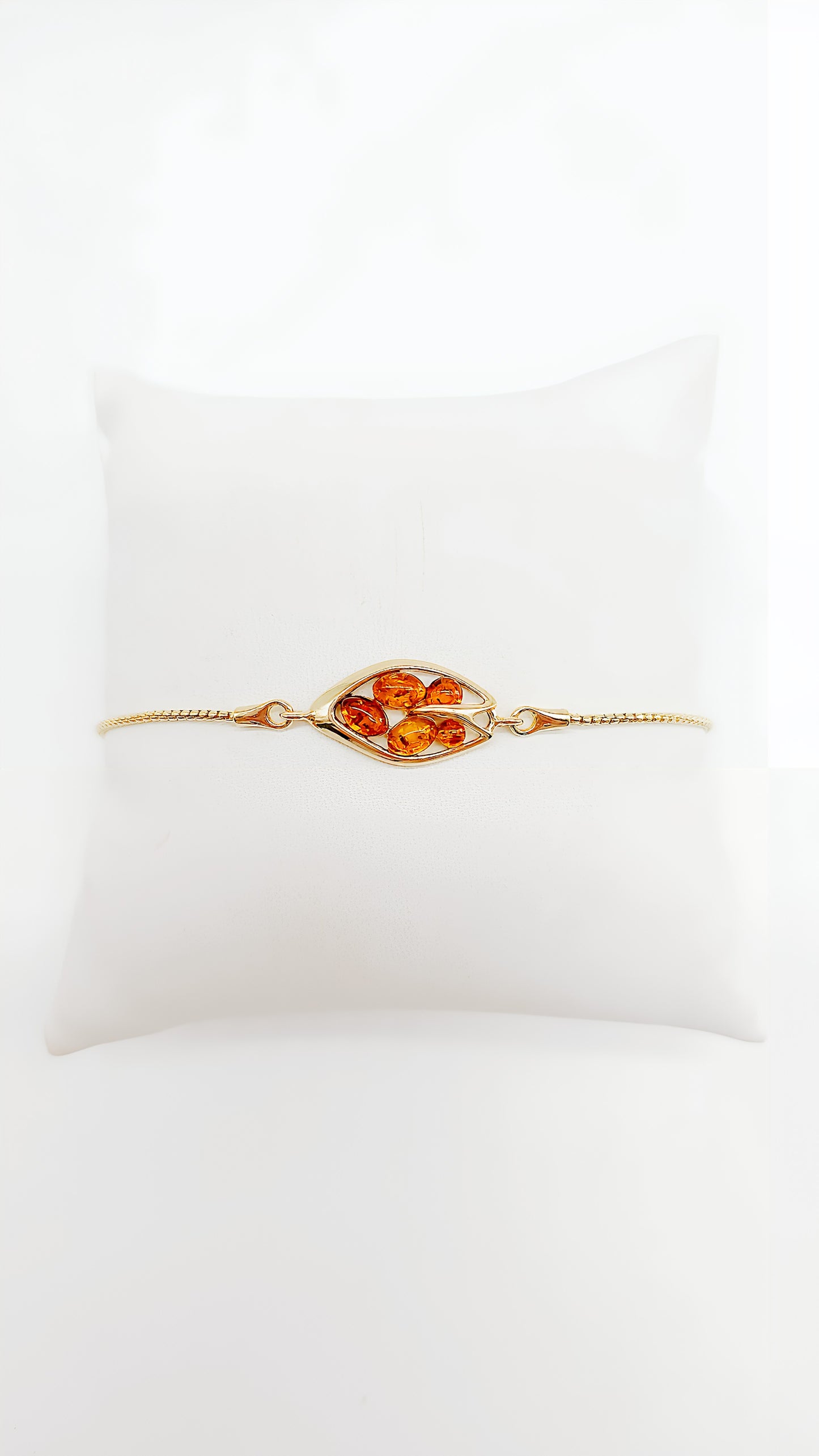 Feine Eleganz: 24 Karat Vergoldetes Armband mit Bernstein