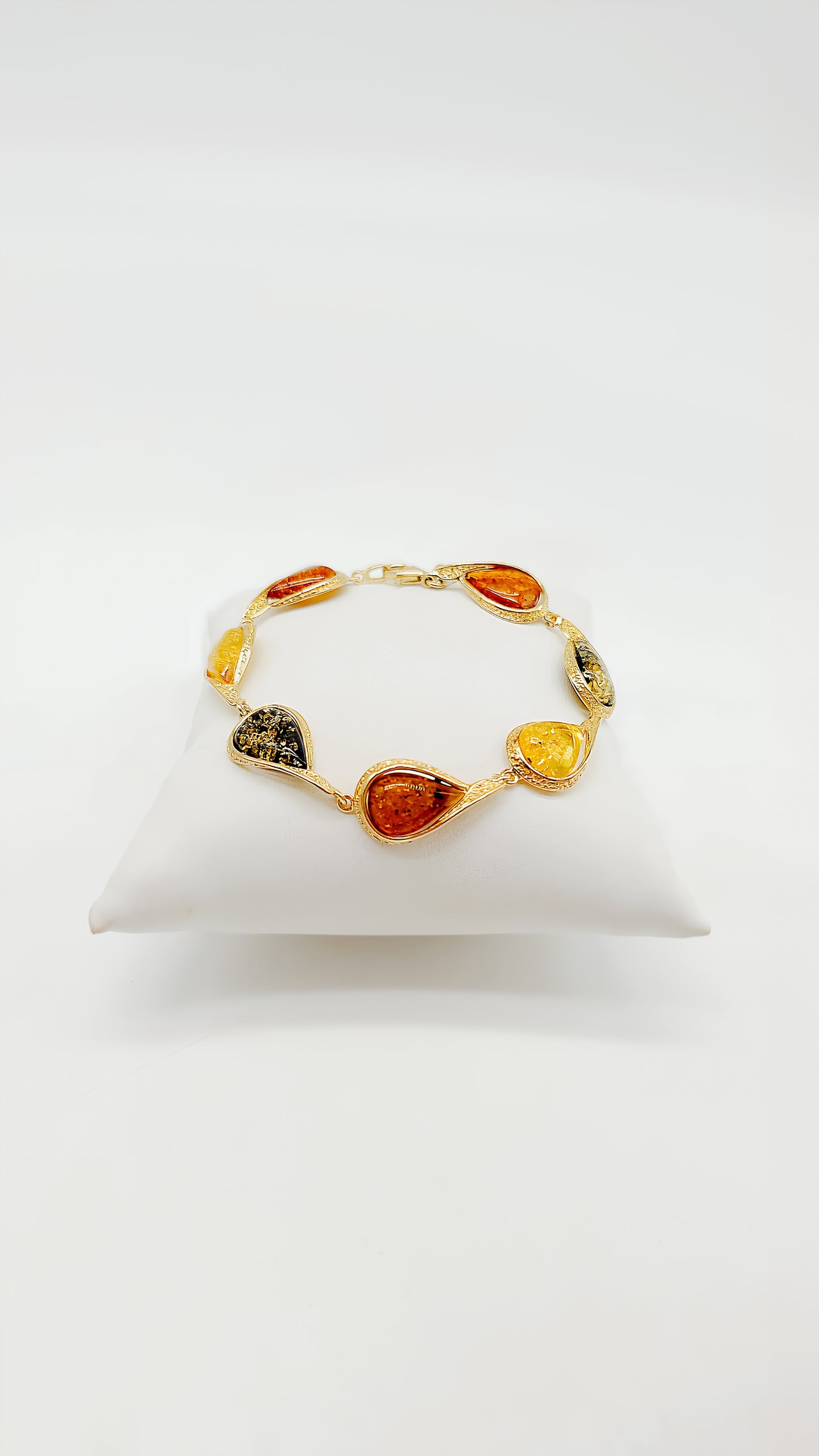 Elegant variety: 24-carat gold-plated amber bracelet in colorful tones