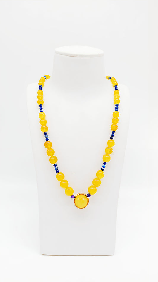 Unikat aus Natur: Gelber Bernstein mit Lapislazuli-Details