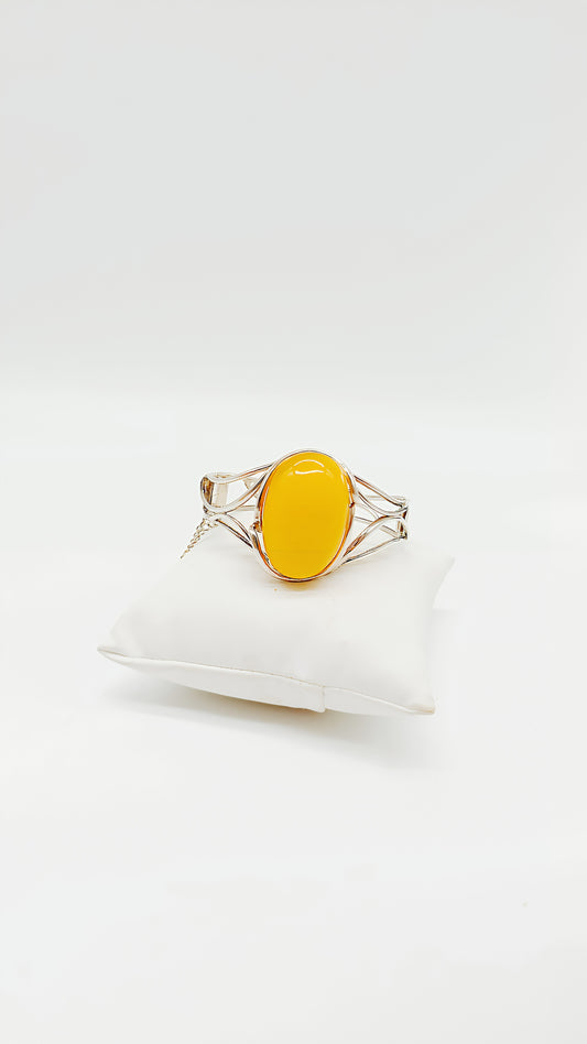 Eleganter Bernstein-Armreif mit goldenem Glanz
