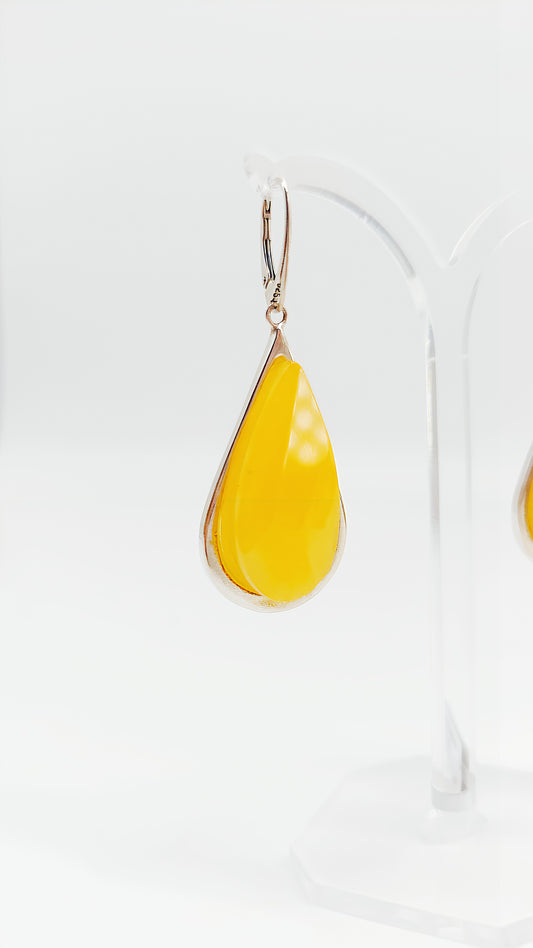 Elegant drops: earrings with amber