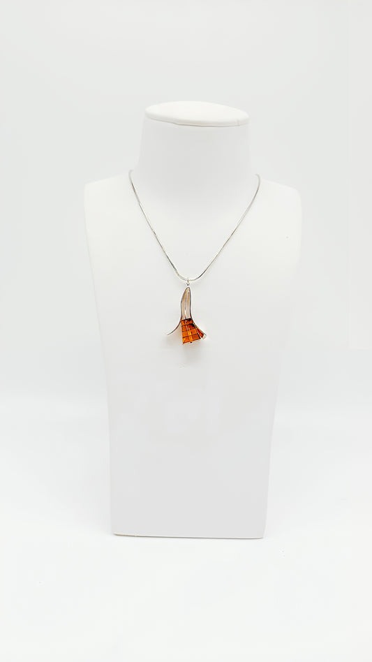 Minimalist amber beauty