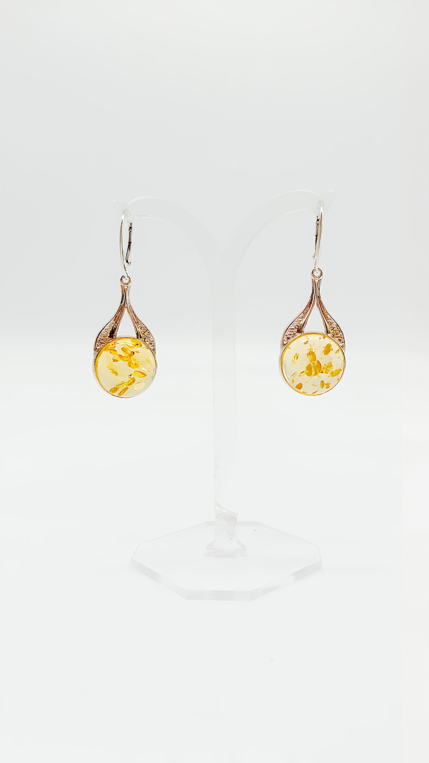 Amber shimmer in delicate silver shine