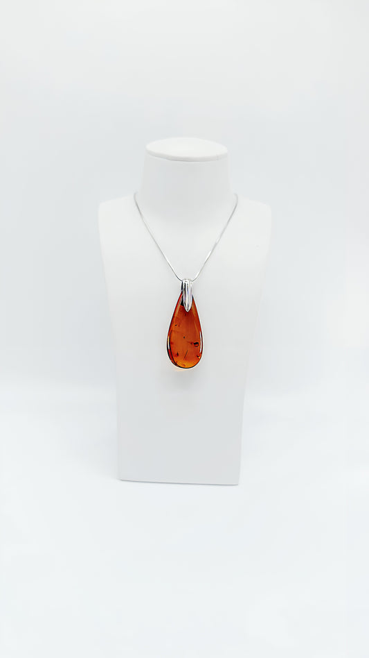 Eleganter Bernstein-Anhänger in Tropfenform