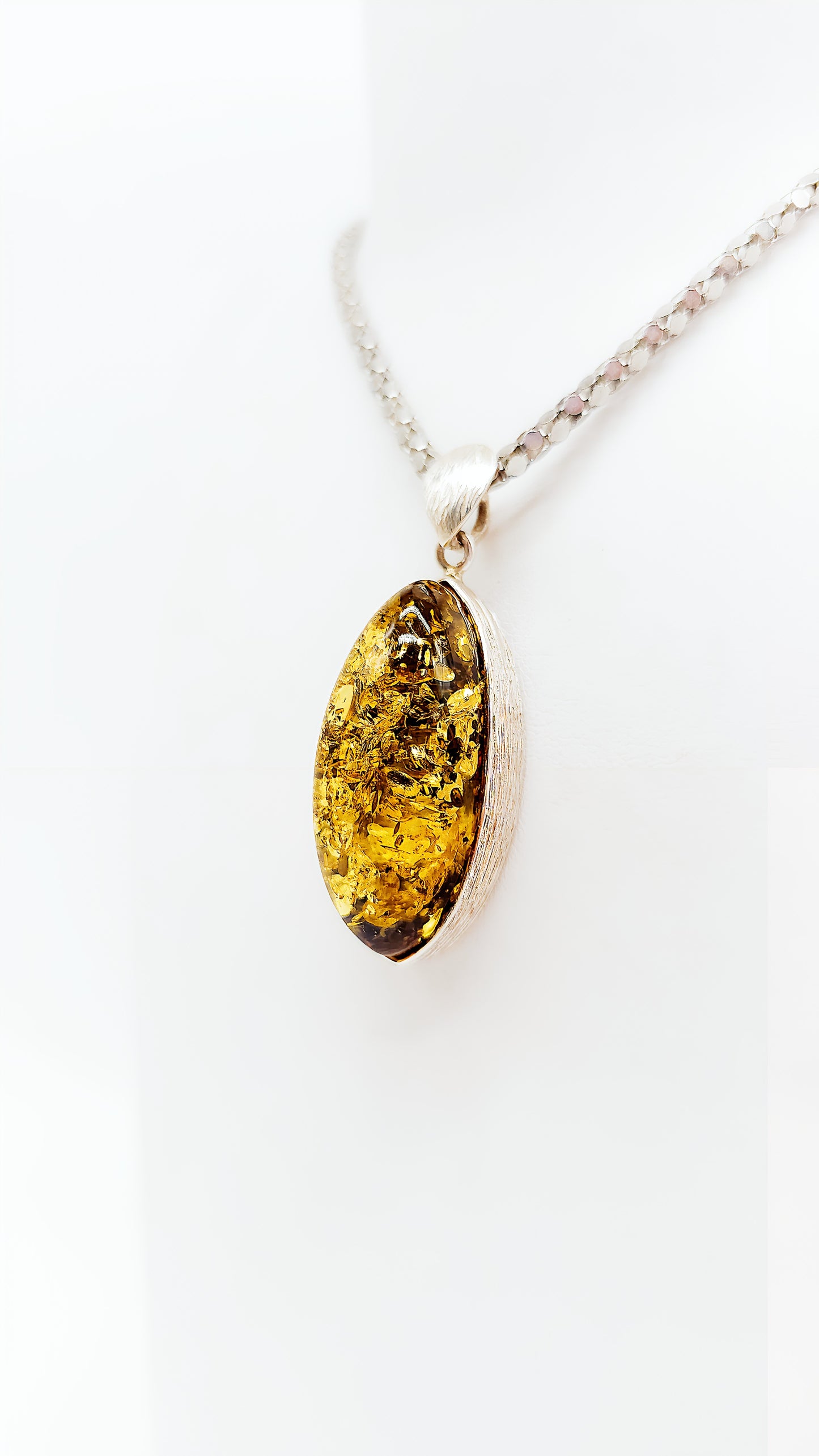 Amber-Anhänger mit schimmernden Einschlüssen