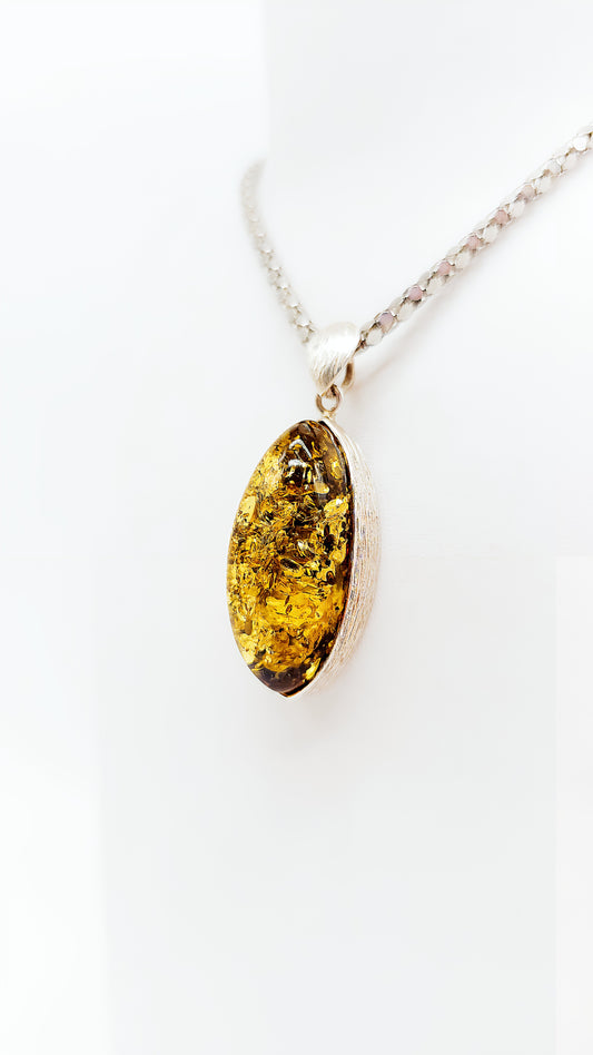 Amber-Anhänger mit schimmernden Einschlüssen
