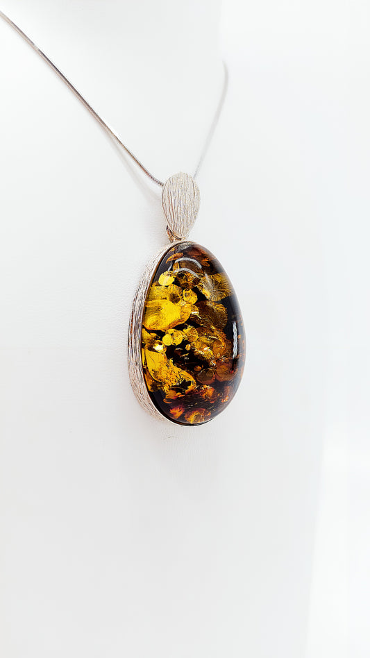 Edelstein-Schmuck mit faszinierenden Gold-Einschlüssen