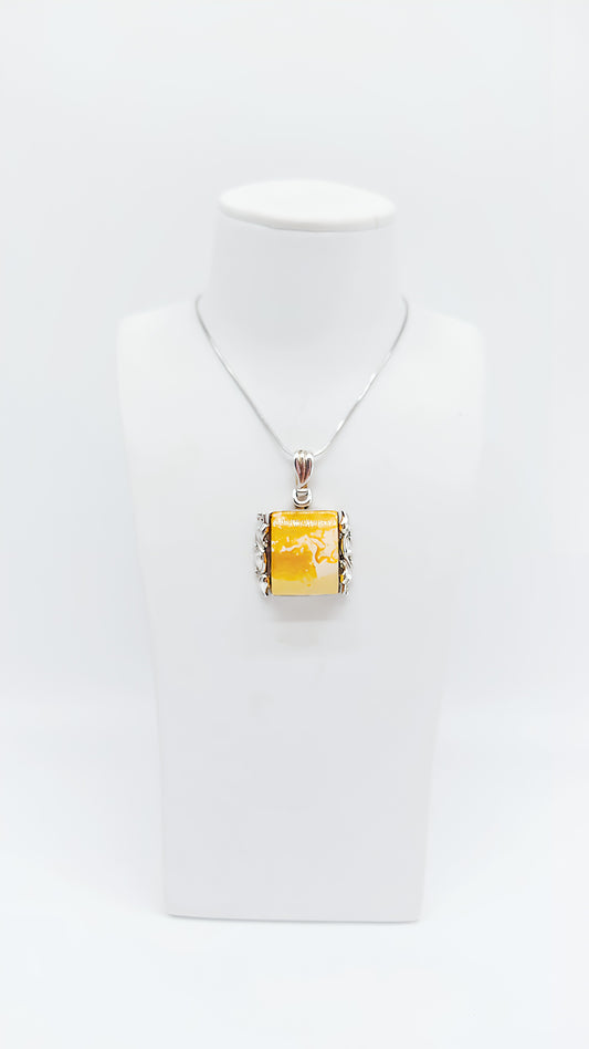 Brilliant highlight: Amber in detail