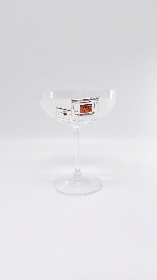 Elegantes Martini-Glas mit Bernstein und Silber