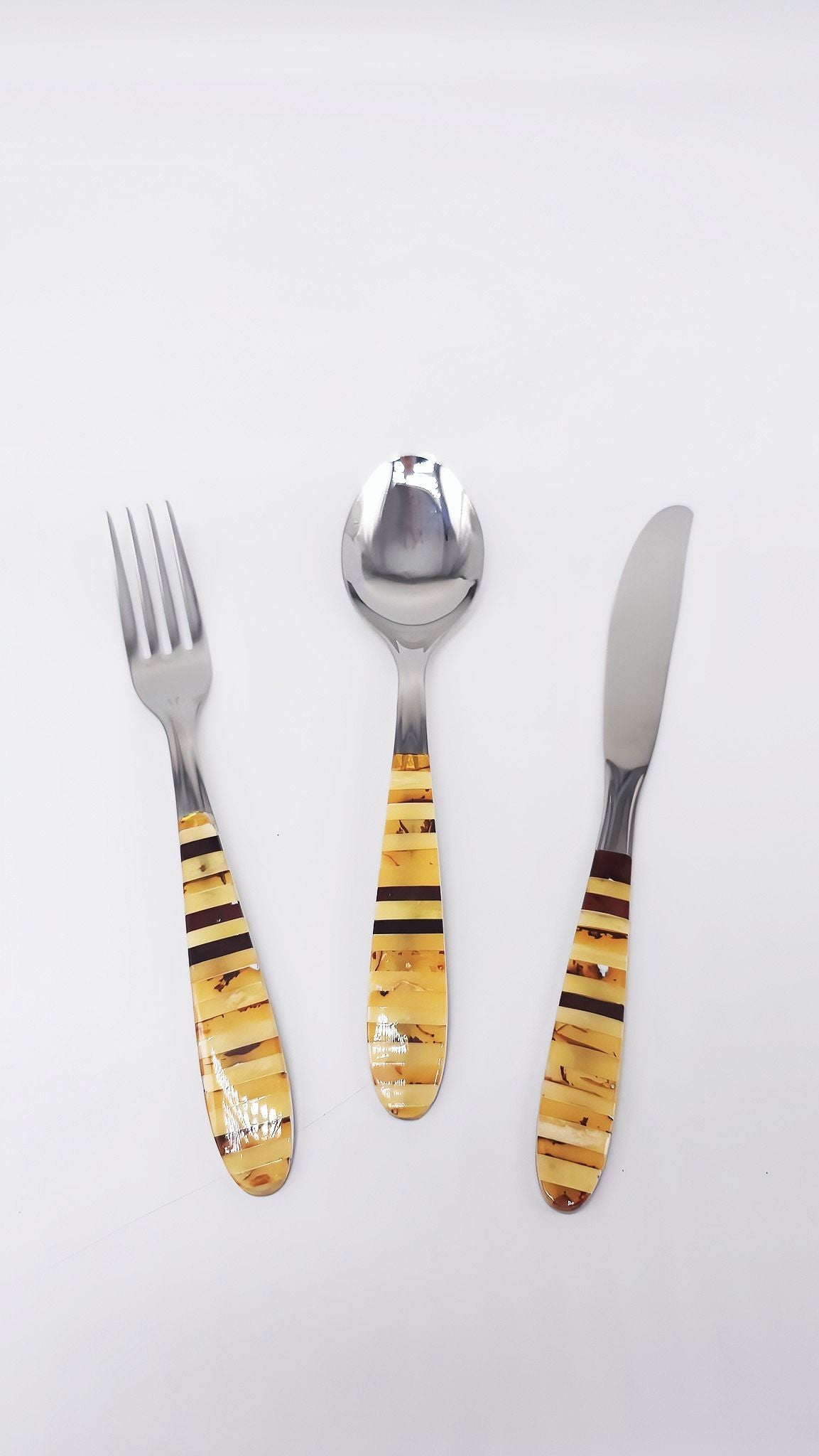 Besteck-Set mit edlem Bernsteingriff – zeitlose Eleganz