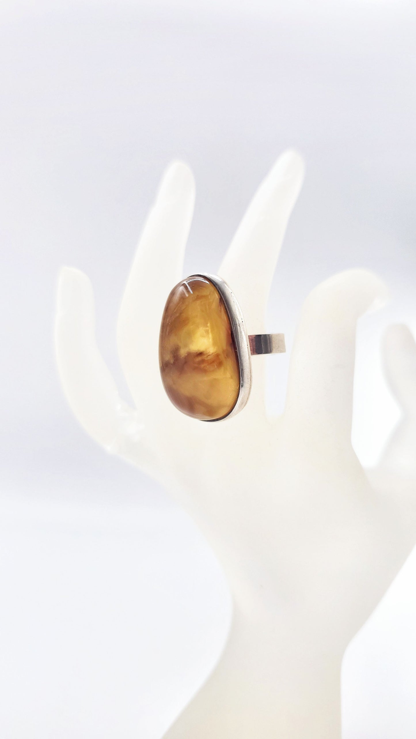 Sterling silver meets amber – the perfect ring for every occasion