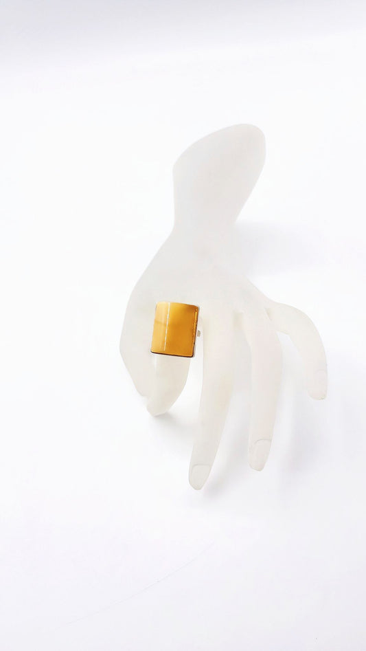 Zeitloser Bernsteinring: Gelber Stein in minimalistischem Design