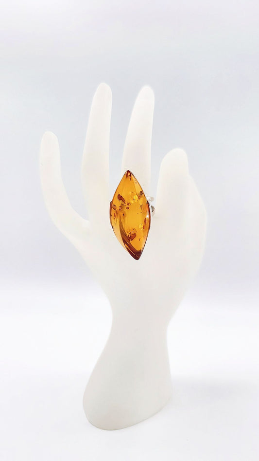 Unikat-Ring mit orangefarbenem Bernstein – Kunstvolle Navette-Form
