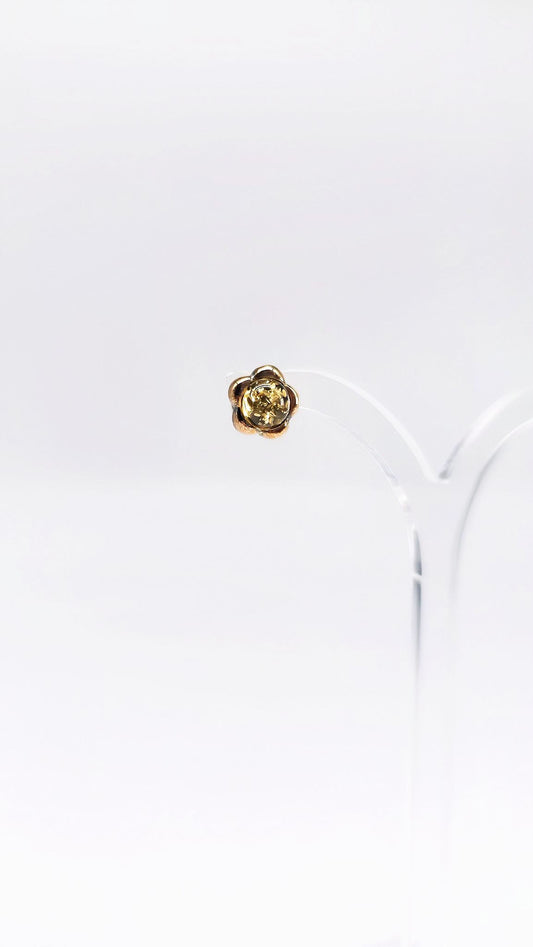 Niedliche Kinder-Ohrstecker mit grünem Bernstein und Goldfinish