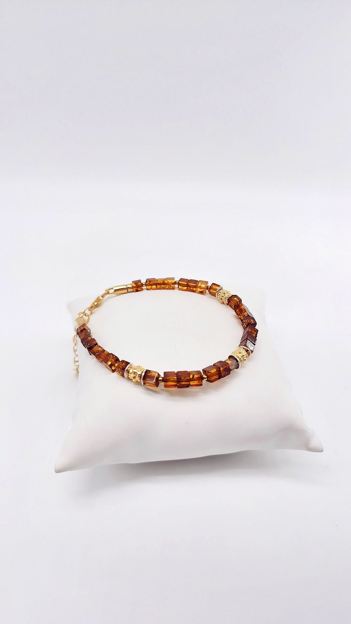 Bernsteinarmband mit geometrischen Elementen und Goldverzierung