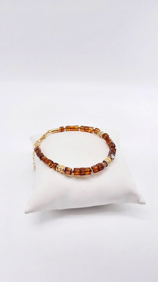 Bernsteinarmband mit geometrischen Elementen und Goldverzierung
