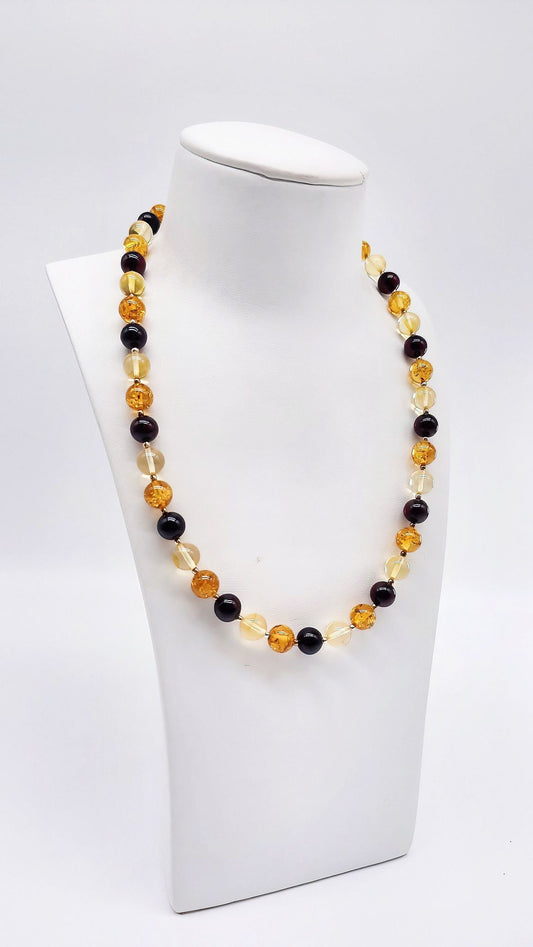 Kugelförmiges Bernstein Collier mit Silberdetails