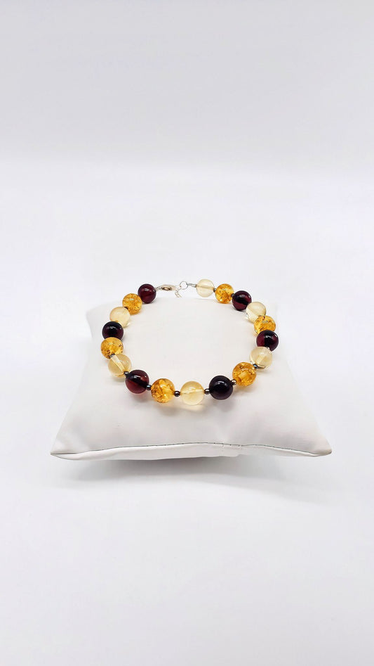 Kugelförmiges Bernsteinarmband mit Silberdetails