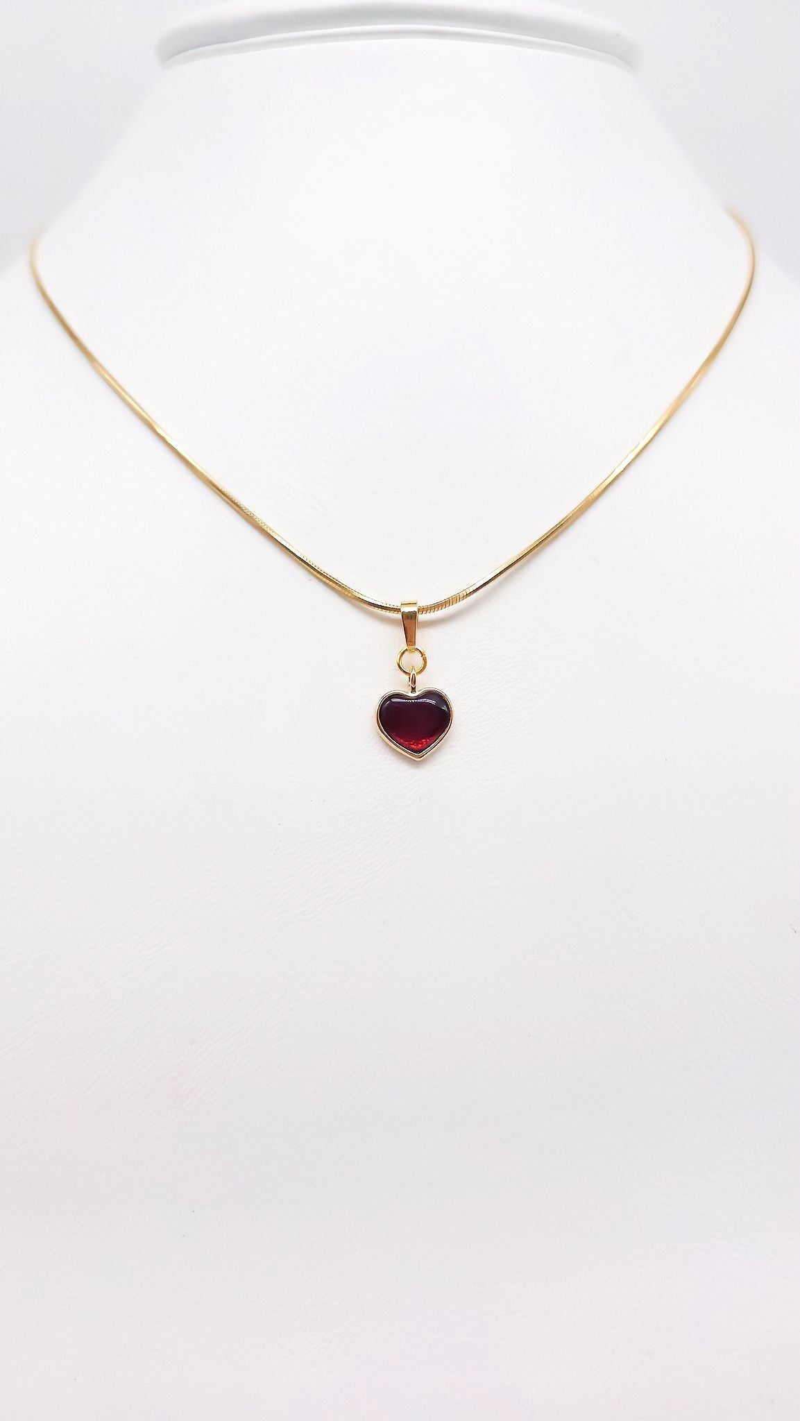 Jewelry with meaning: Heart pendant with genuine amber