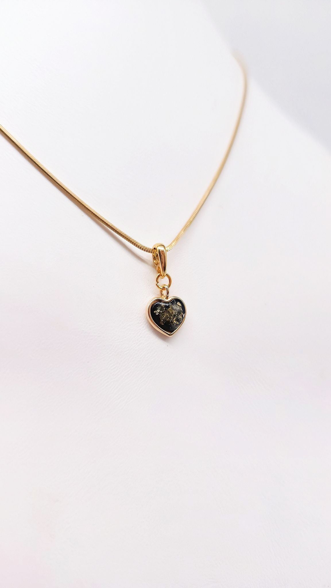 Jewelry with meaning: Heart pendant with genuine amber