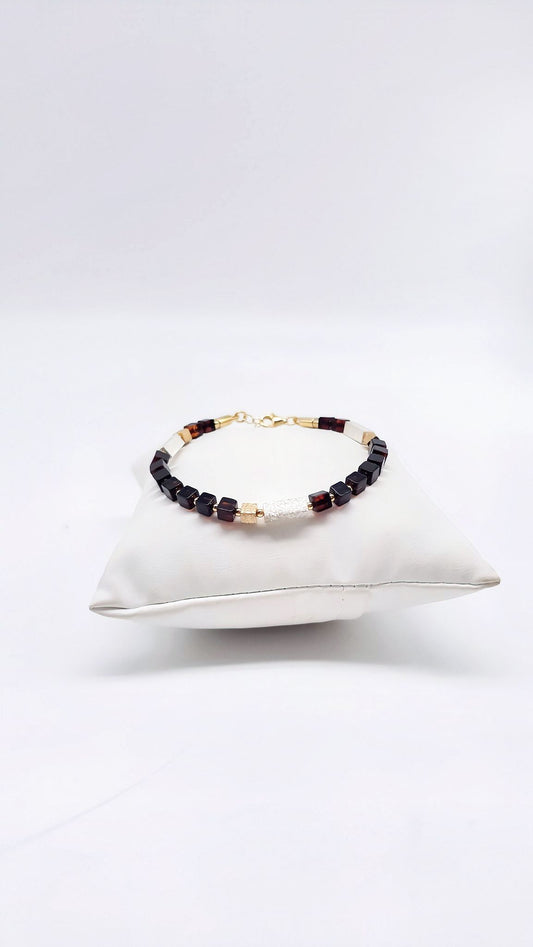 Armband mit weinroten Würfeln & vergoldeten Details