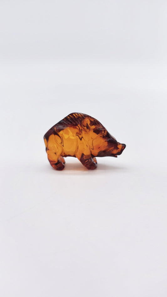 Wildschwein-Figur aus Bernstein – Geschenk für Kämpfernaturen